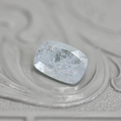 レインボーアクアマリン 0.97ct クッションカット 8.2mm×5.4mm×3.0mm【MJ2800】