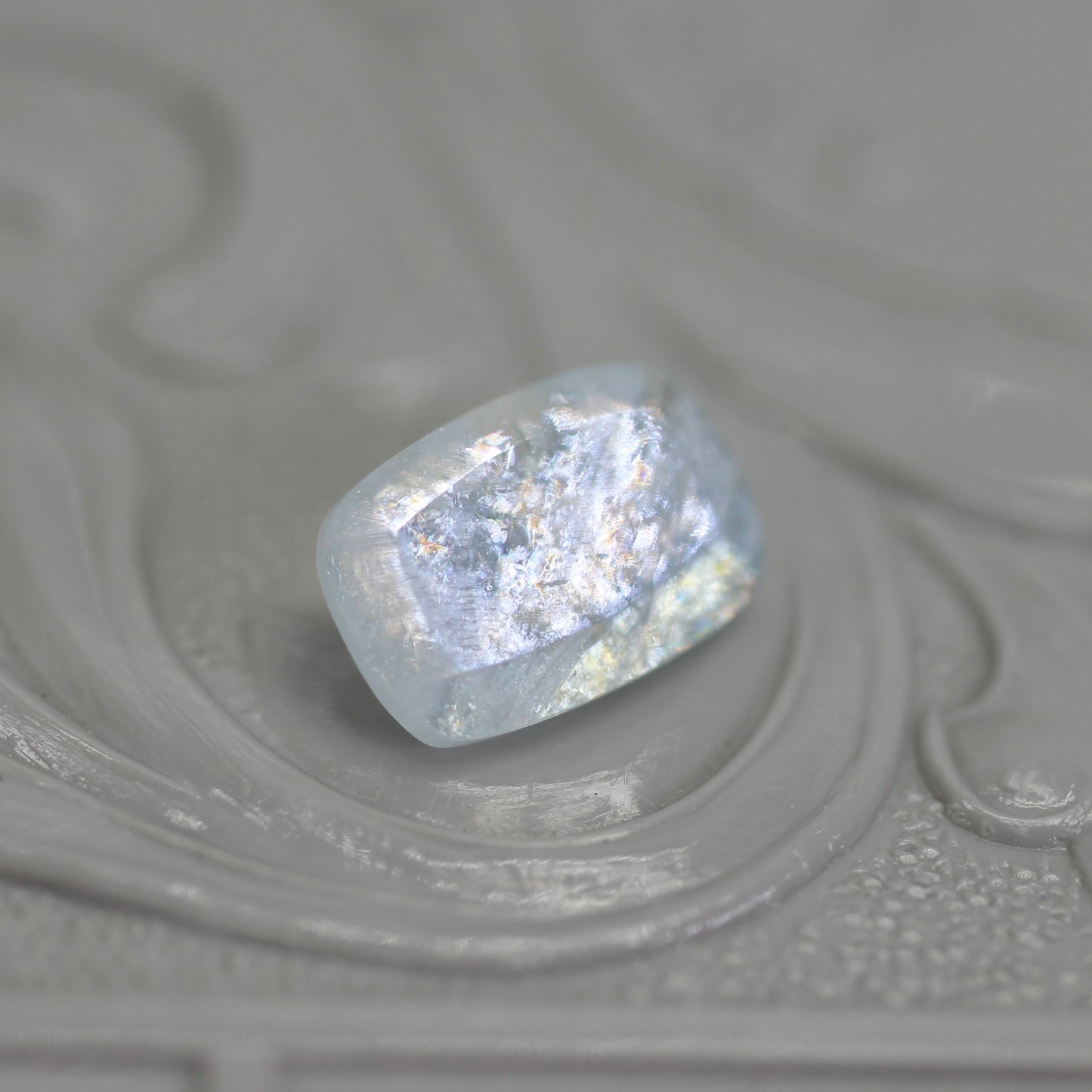 レインボーアクアマリン 0.97ct クッションカット 8.2mm×5.4mm×3.0mm【MJ2800】
