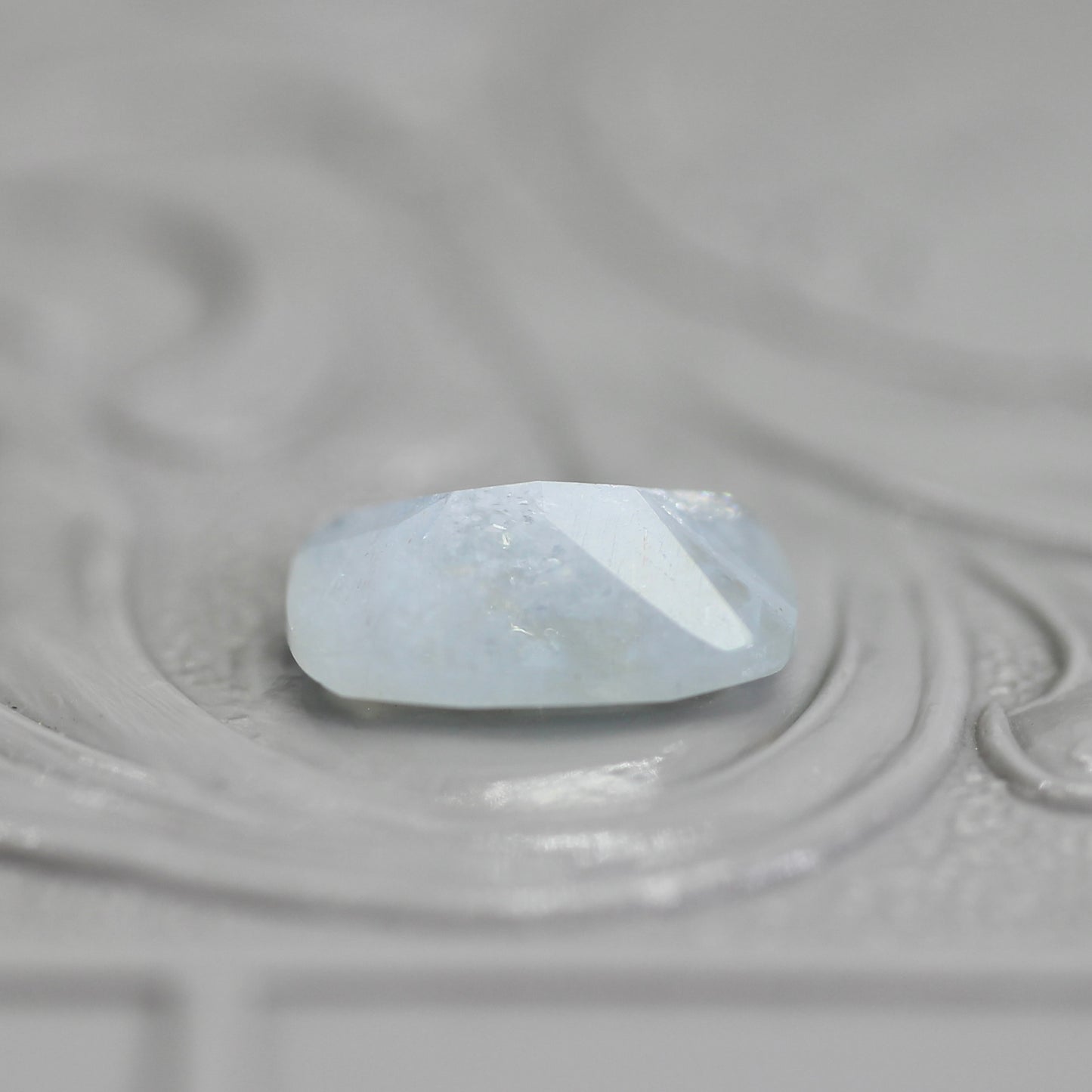 レインボーアクアマリン 0.97ct クッションカット 8.2mm×5.4mm×3.0mm【MJ2800】