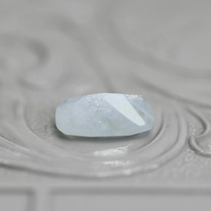 レインボーアクアマリン 0.97ct クッションカット 8.2mm×5.4mm×3.0mm【MJ2800】