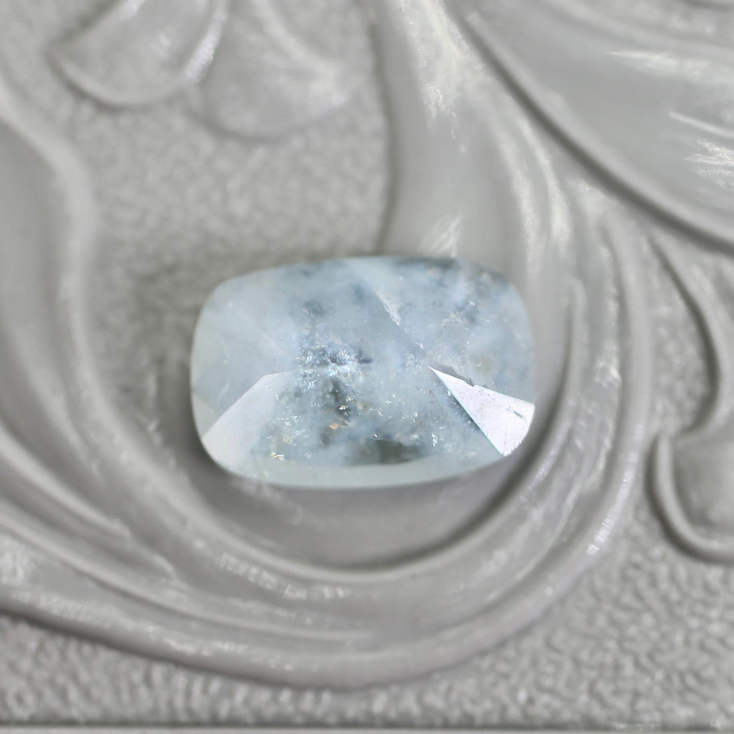 レインボーアクアマリン 0.97ct クッションカット 8.2mm×5.4mm×3.0mm【MJ2800】