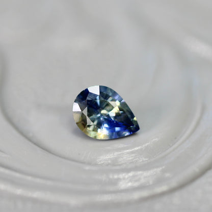 バイカラーサファイア 0.18ct ペアシェイプカット 4.0mm×2.9mm×2.0mm【MJ2807】