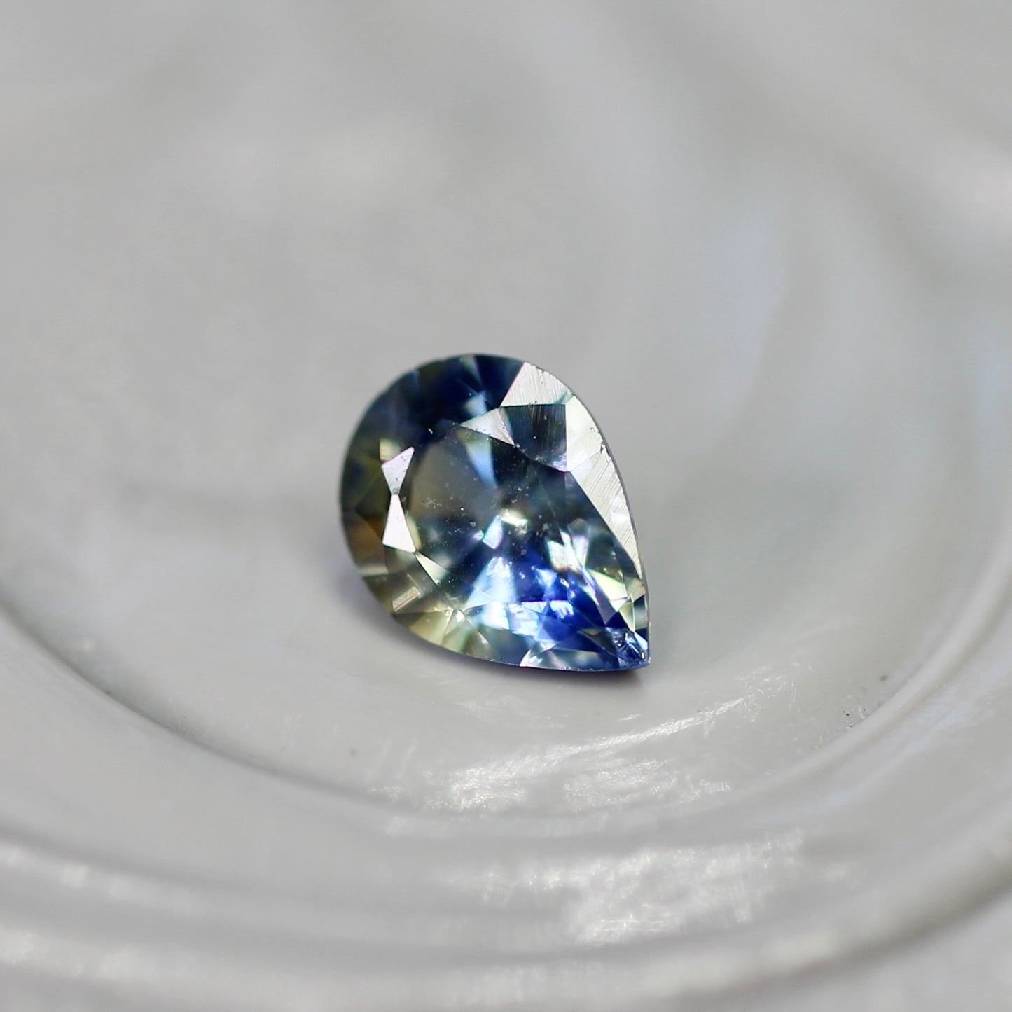 バイカラーサファイア 0.18ct ペアシェイプカット 4.0mm×2.9mm×2.0mm【MJ2807】