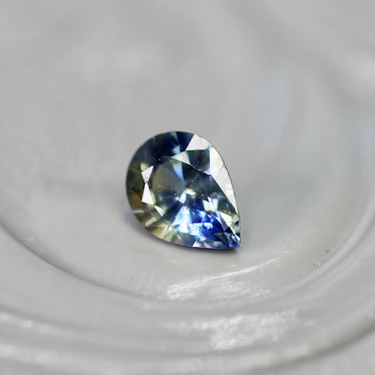 バイカラーサファイア 0.18ct ペアシェイプカット 4.0mm×2.9mm×2.0mm【MJ2807】