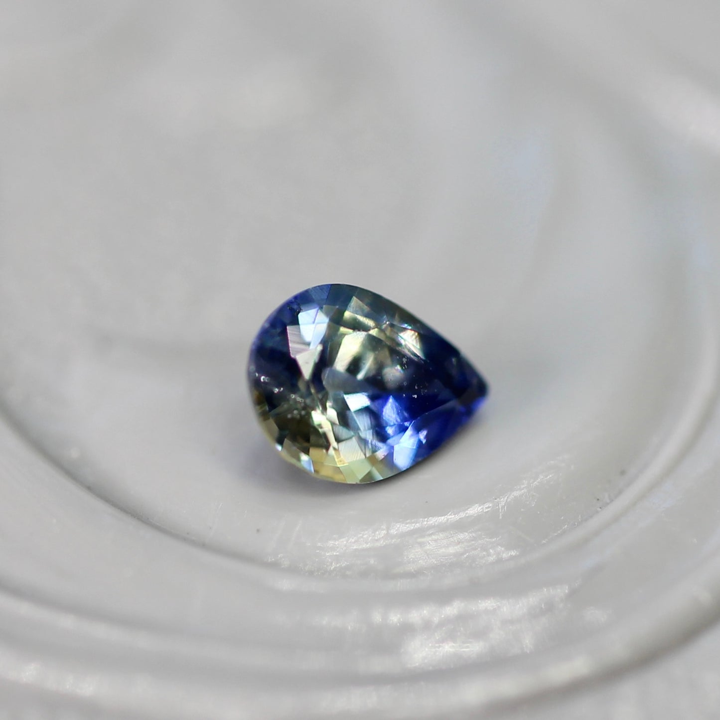 バイカラーサファイア 0.18ct ペアシェイプカット 4.0mm×2.9mm×2.0mm【MJ2807】