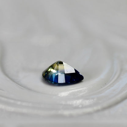 バイカラーサファイア 0.18ct ペアシェイプカット 4.0mm×2.9mm×2.0mm【MJ2807】