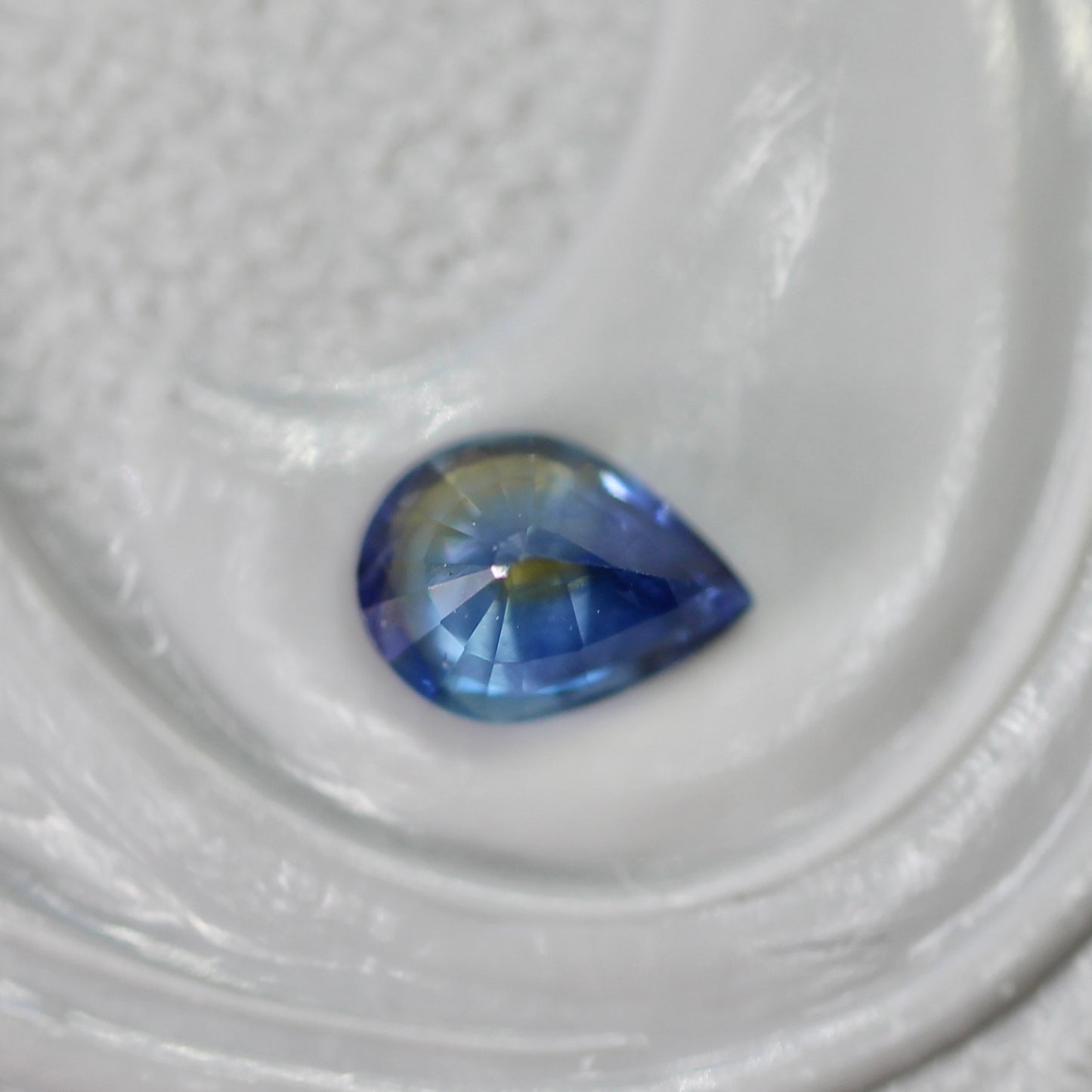 バイカラーサファイア 0.18ct ペアシェイプカット 4.0mm×2.9mm×2.0mm【MJ2807】