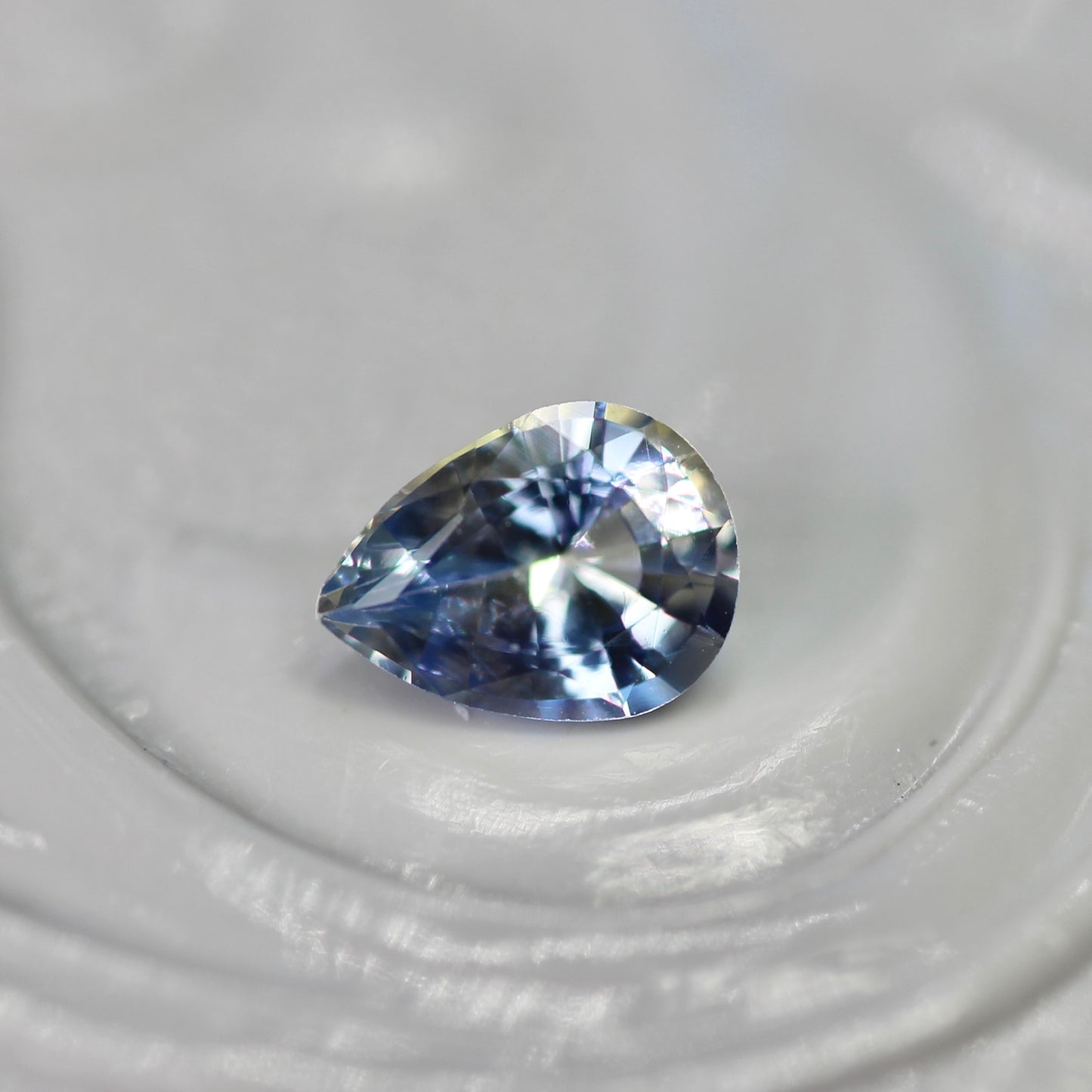 バイカラーサファイア 0.24ct ペアシェイプカット 4.5mm×3.3mm×2.1mm【MJ2808】