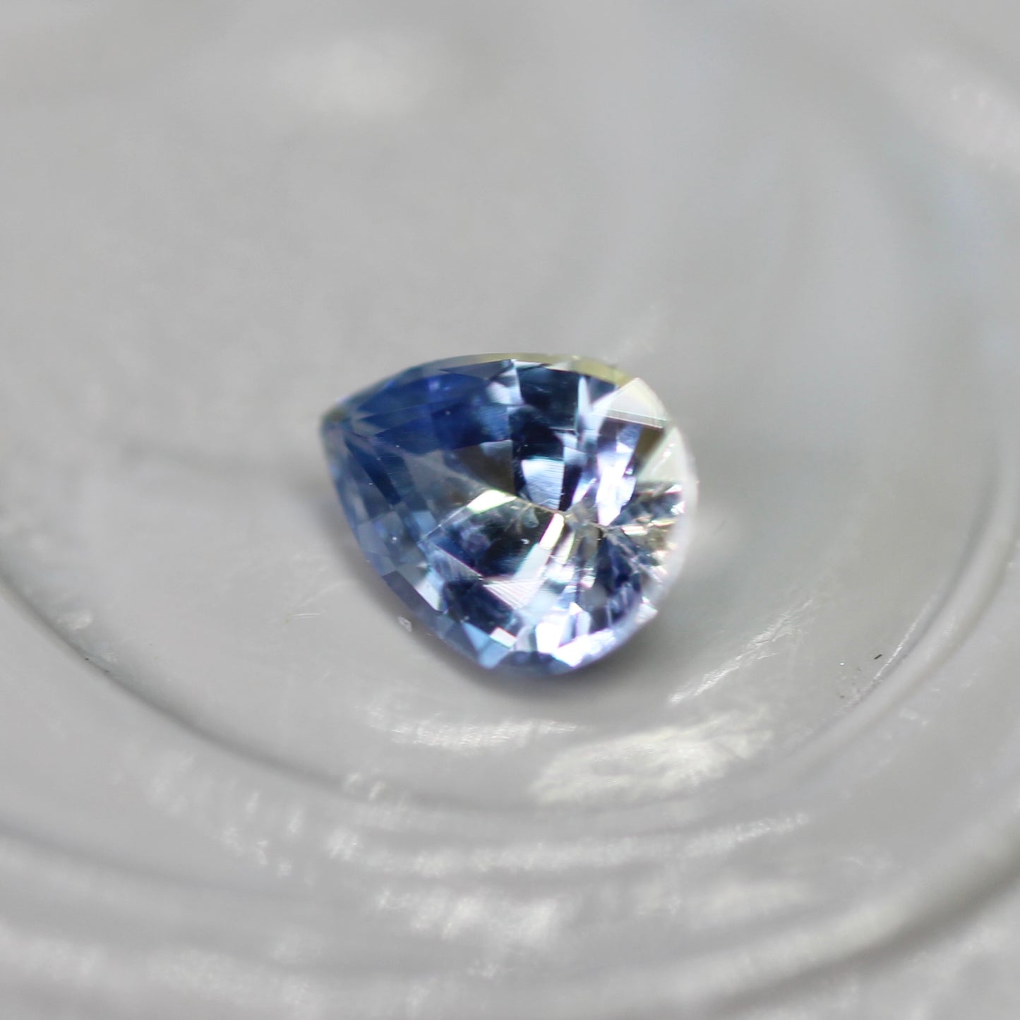 バイカラーサファイア 0.24ct ペアシェイプカット 4.5mm×3.3mm×2.1mm【MJ2808】