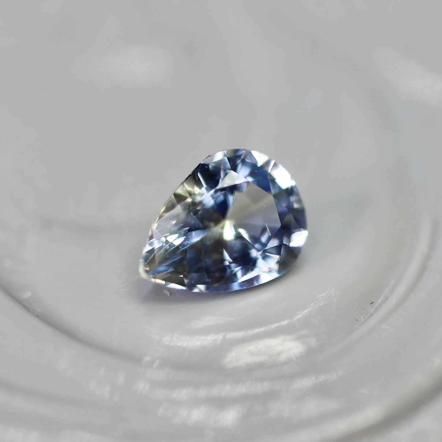 バイカラーサファイア 0.24ct ペアシェイプカット 4.5mm×3.3mm×2.1mm【MJ2808】