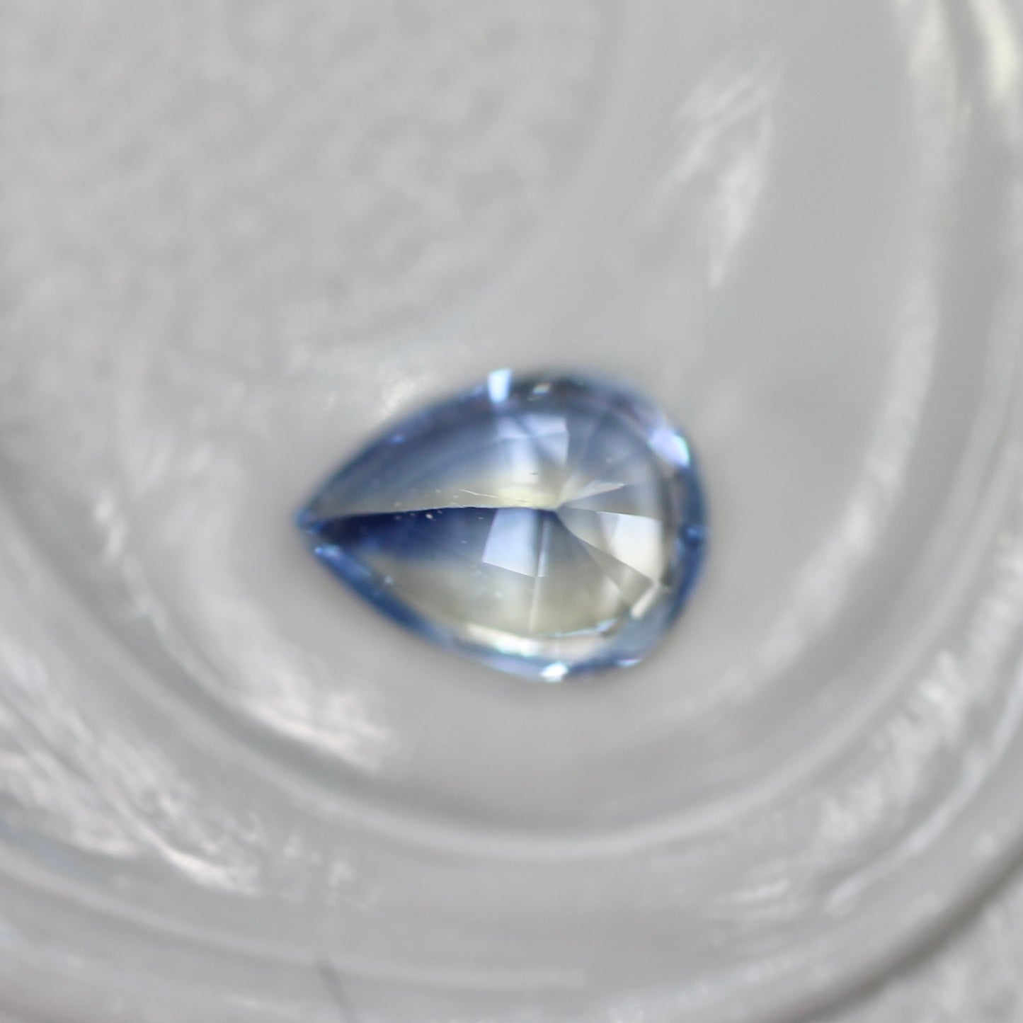 バイカラーサファイア 0.24ct ペアシェイプカット 4.5mm×3.3mm×2.1mm【MJ2808】