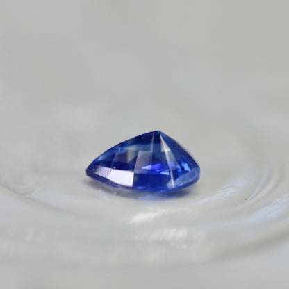 バイカラーサファイア 0.23ct ペアシェイプカット 4.3mm×3.3mm×2.2mm【MJ2809】