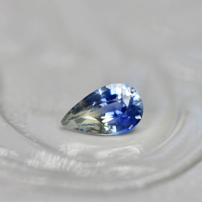 バイカラーサファイア 0.28ct ペアシェイプカット 5.2mm×3.1mm×2.3mm【MJ2810】