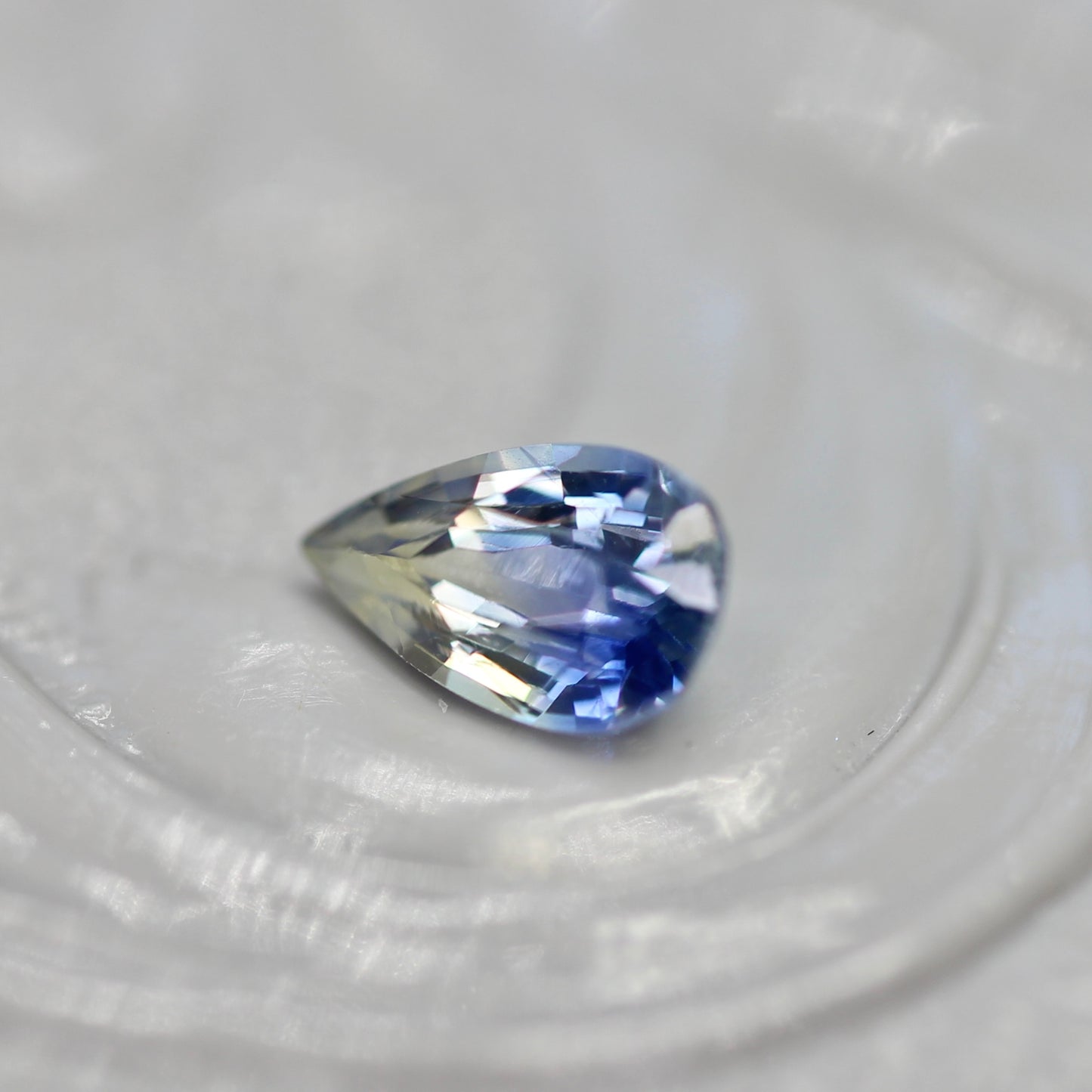 バイカラーサファイア 0.28ct ペアシェイプカット 5.2mm×3.1mm×2.3mm【MJ2810】