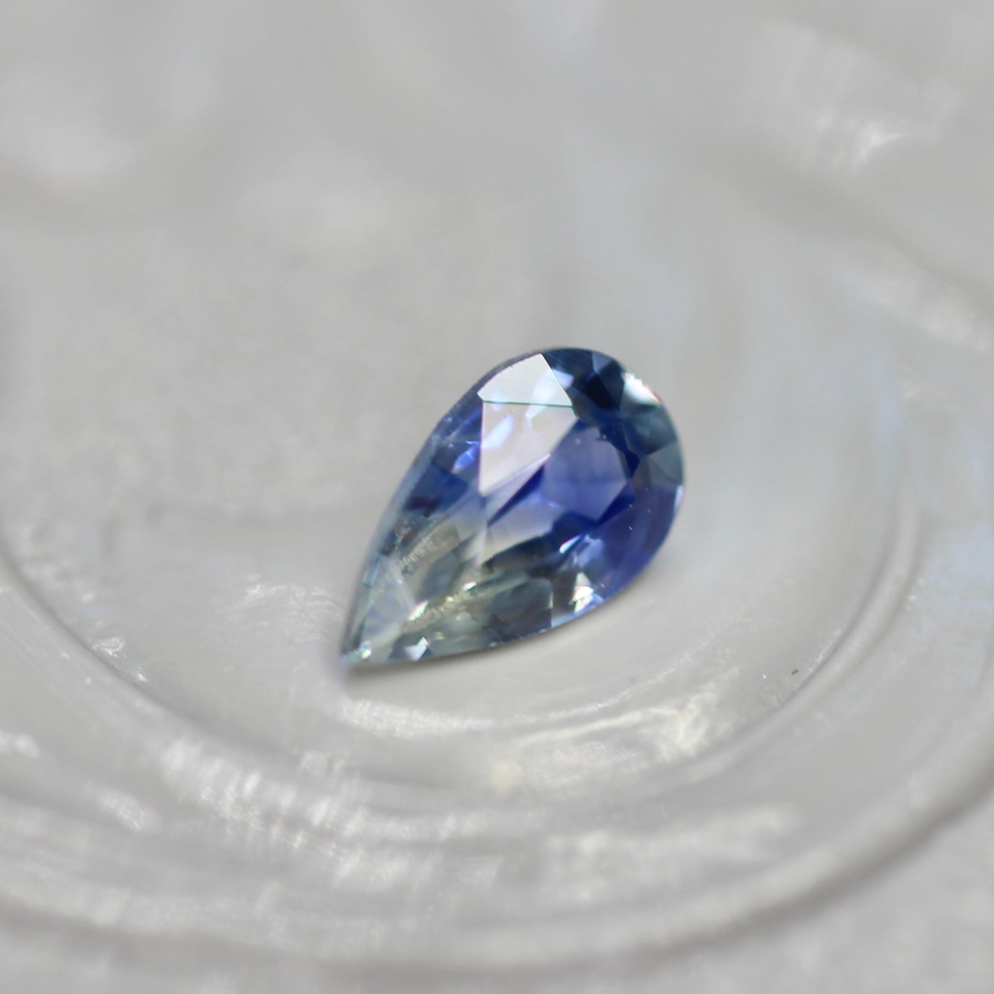 バイカラーサファイア 0.28ct ペアシェイプカット 5.2mm×3.1mm×2.3mm【MJ2810】
