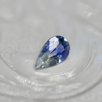 バイカラーサファイア 0.28ct ペアシェイプカット 5.2mm×3.1mm×2.3mm【MJ2810】