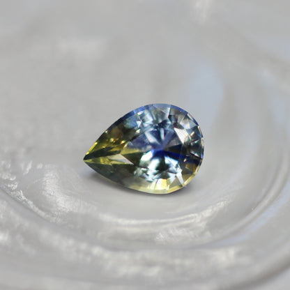 バイカラーサファイア 0.22ct ペアシェイプカット 4.3mm×3.2mm×2.1mm【MJ2811】