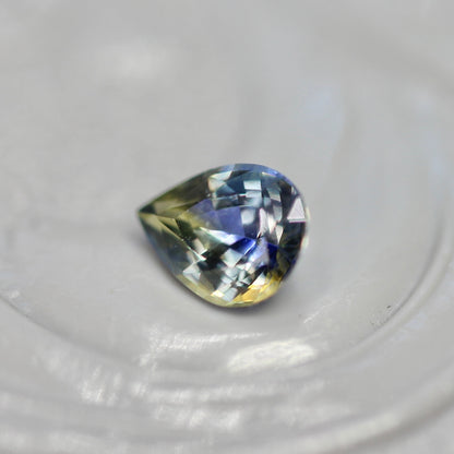 バイカラーサファイア 0.22ct ペアシェイプカット 4.3mm×3.2mm×2.1mm【MJ2811】
