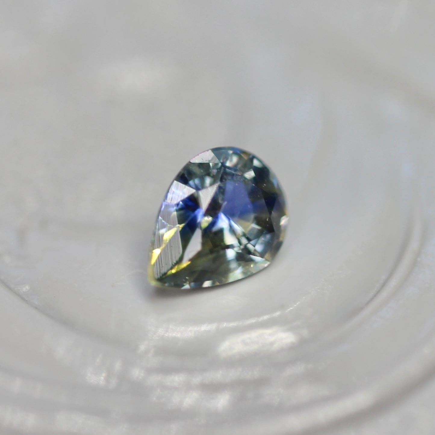 バイカラーサファイア 0.22ct ペアシェイプカット 4.3mm×3.2mm×2.1mm【MJ2811】
