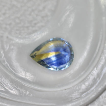 バイカラーサファイア 0.22ct ペアシェイプカット 4.3mm×3.2mm×2.1mm【MJ2811】