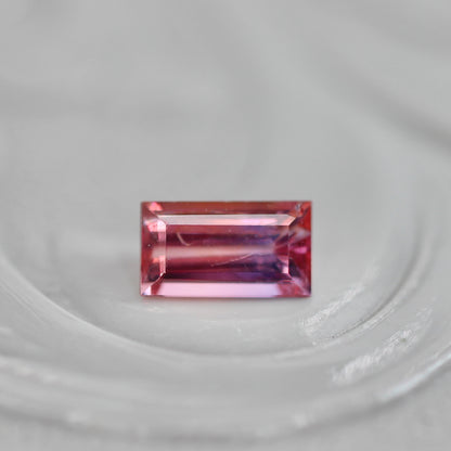 バイカラーサファイア 0.24ct スクエアカット 4.5mm×2.5mm×1.9mm【MJ3105】