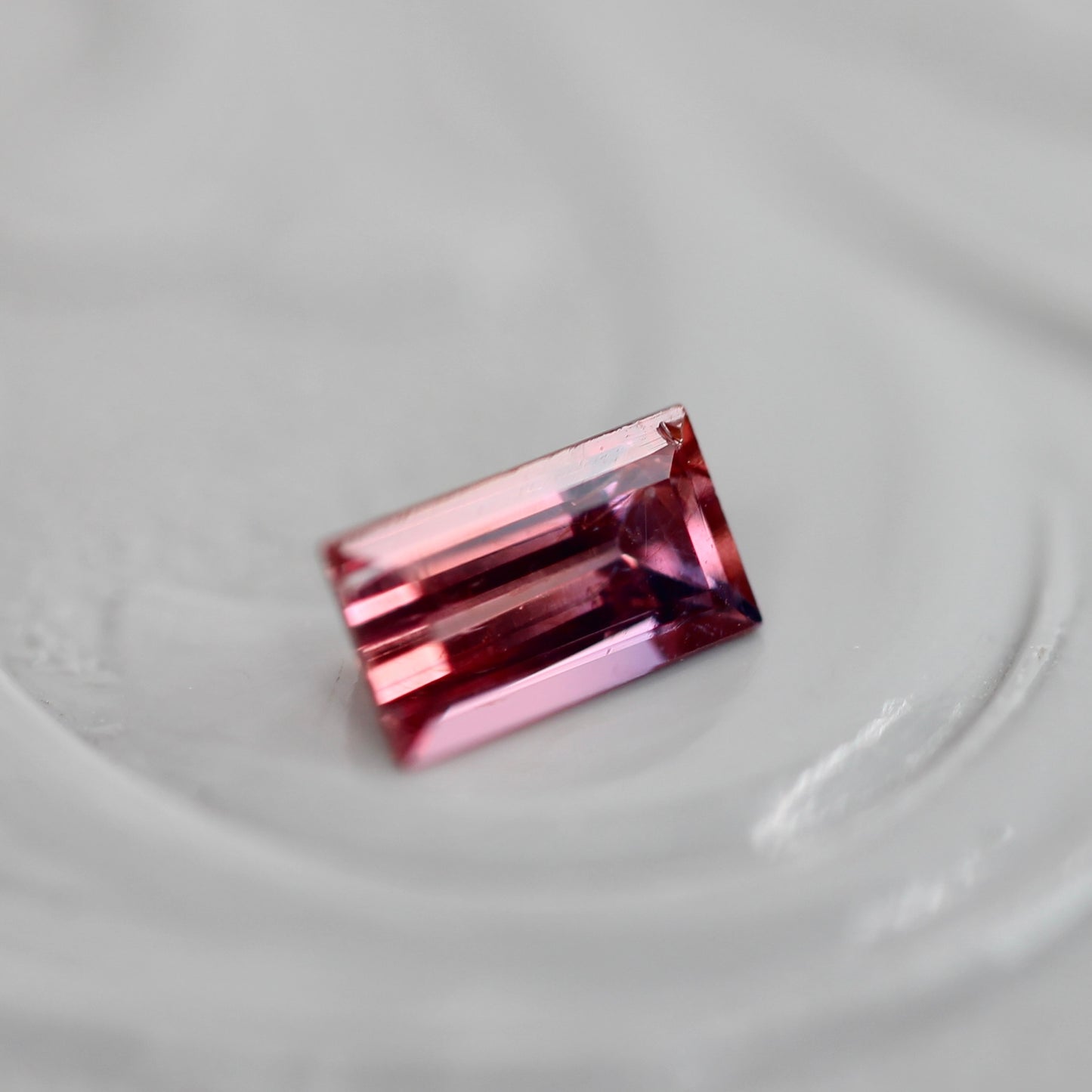 バイカラーサファイア 0.24ct スクエアカット 4.5mm×2.5mm×1.9mm【MJ3105】