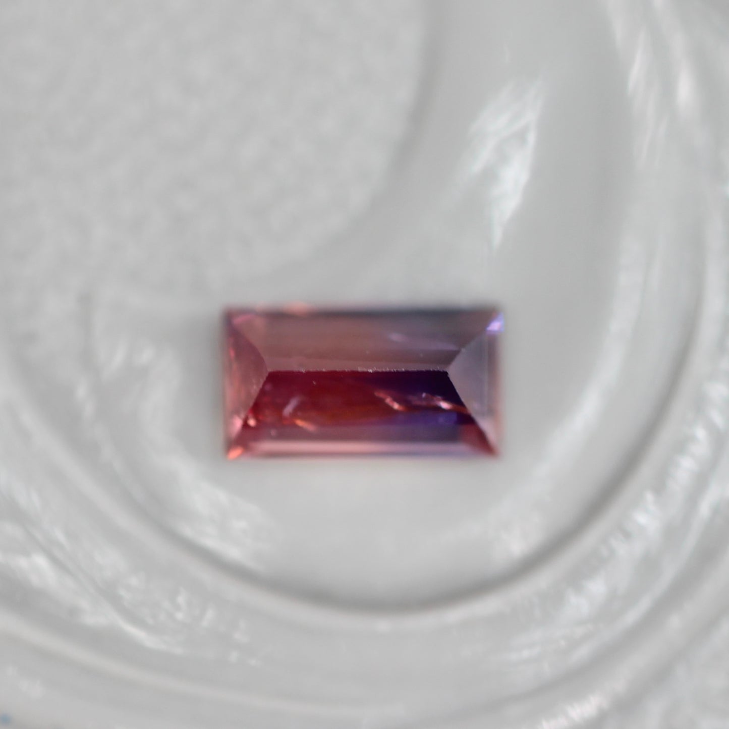 バイカラーサファイア 0.24ct スクエアカット 4.5mm×2.5mm×1.9mm【MJ3105】