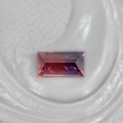 バイカラーサファイア 0.24ct スクエアカット 4.5mm×2.5mm×1.9mm【MJ3105】