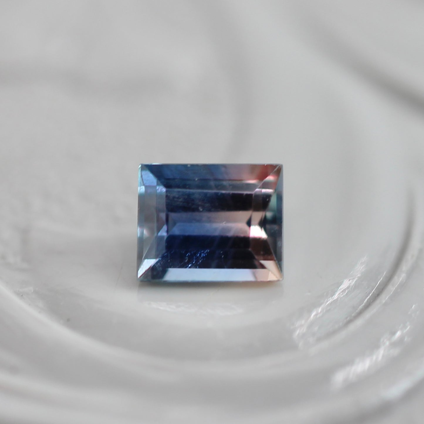 シルクインクルージョン入り バイカラーサファイア 0.25ct スクエアカット 3.6mm×2.9mm×2.0mm【MJ3106】