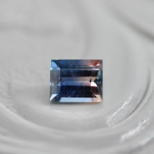シルクインクルージョン入り バイカラーサファイア 0.25ct スクエアカット 3.6mm×2.9mm×2.0mm【MJ3106】