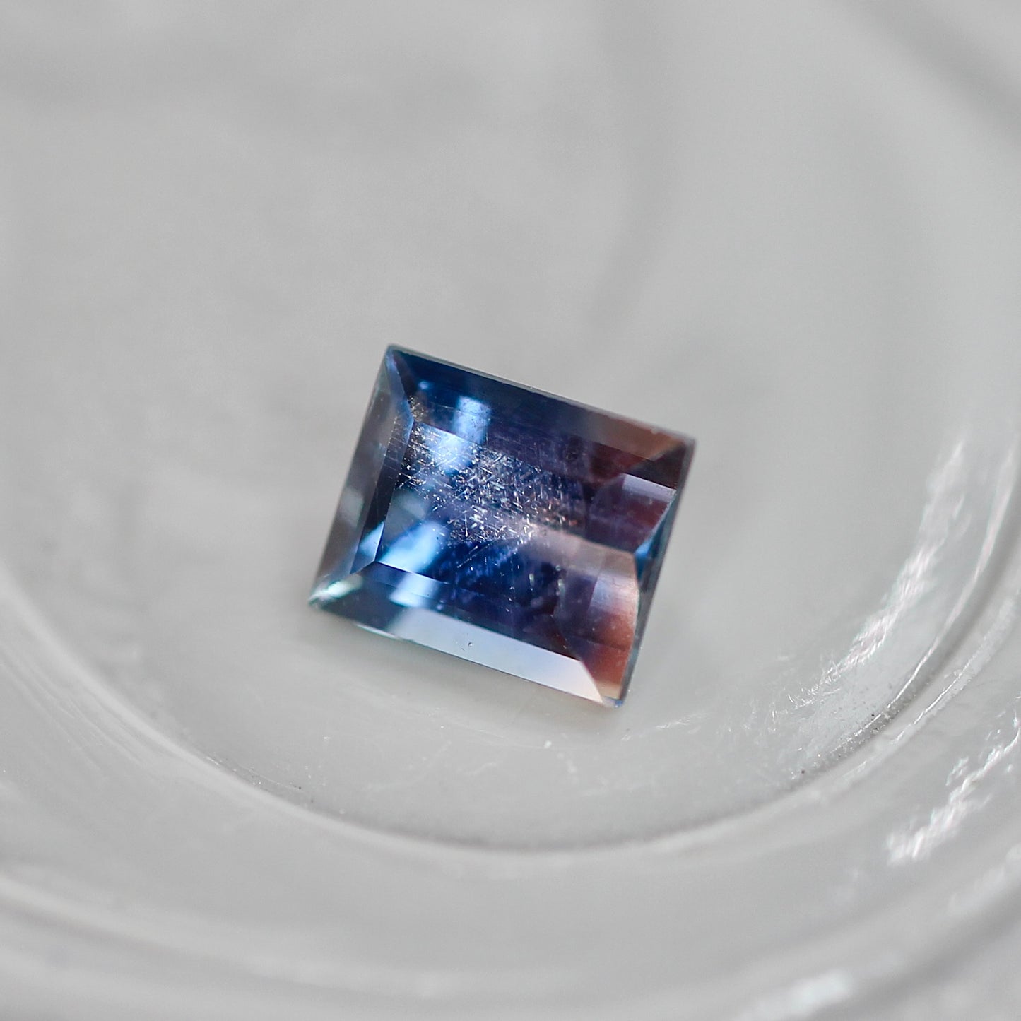 シルクインクルージョン入り バイカラーサファイア 0.25ct スクエアカット 3.6mm×2.9mm×2.0mm【MJ3106】