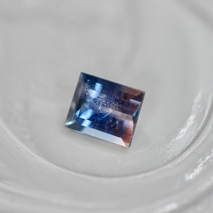 シルクインクルージョン入り バイカラーサファイア 0.25ct スクエアカット 3.6mm×2.9mm×2.0mm【MJ3106】