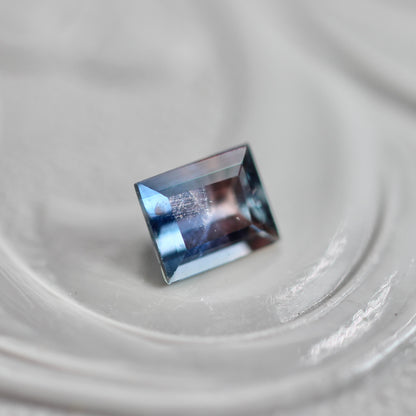 シルクインクルージョン入り バイカラーサファイア 0.25ct スクエアカット 3.6mm×2.9mm×2.0mm【MJ3106】
