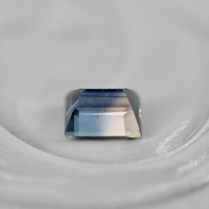 シルクインクルージョン入り バイカラーサファイア 0.25ct スクエアカット 3.6mm×2.9mm×2.0mm【MJ3106】