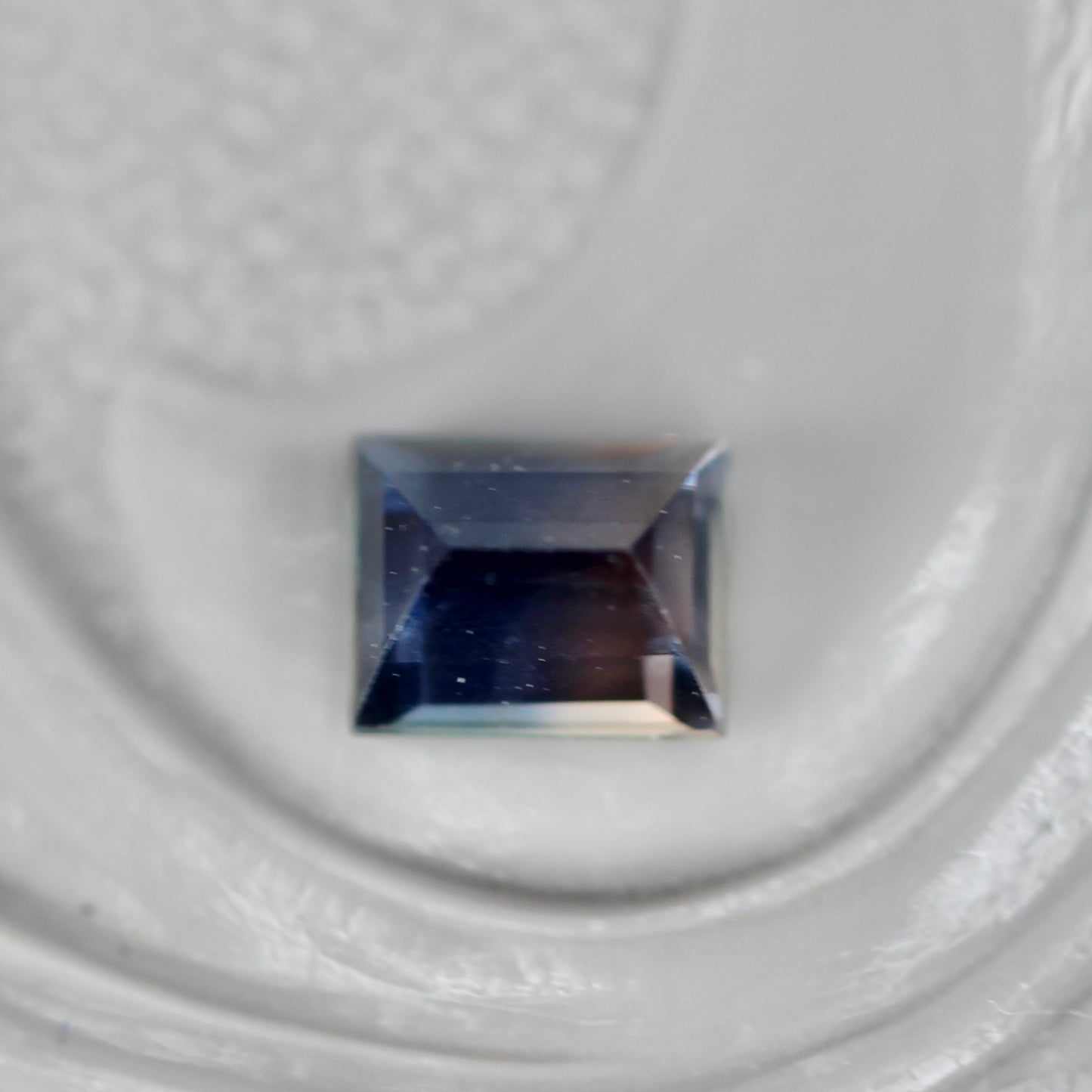 シルクインクルージョン入り バイカラーサファイア 0.25ct スクエアカット 3.6mm×2.9mm×2.0mm【MJ3106】