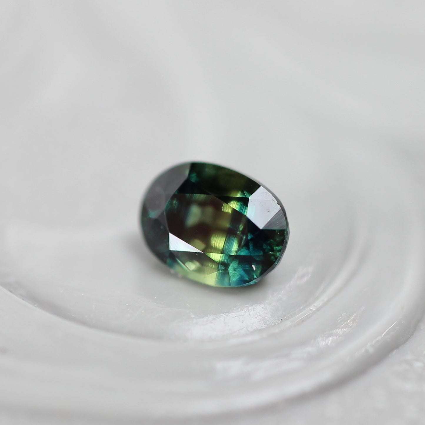 バイカラーサファイア 0.32ct オーバルカット 4.3mm×3.2mm×2.6mm【MJ3109】