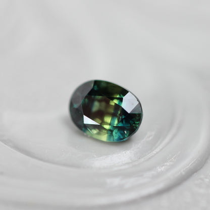 バイカラーサファイア 0.32ct オーバルカット 4.3mm×3.2mm×2.6mm【MJ3109】