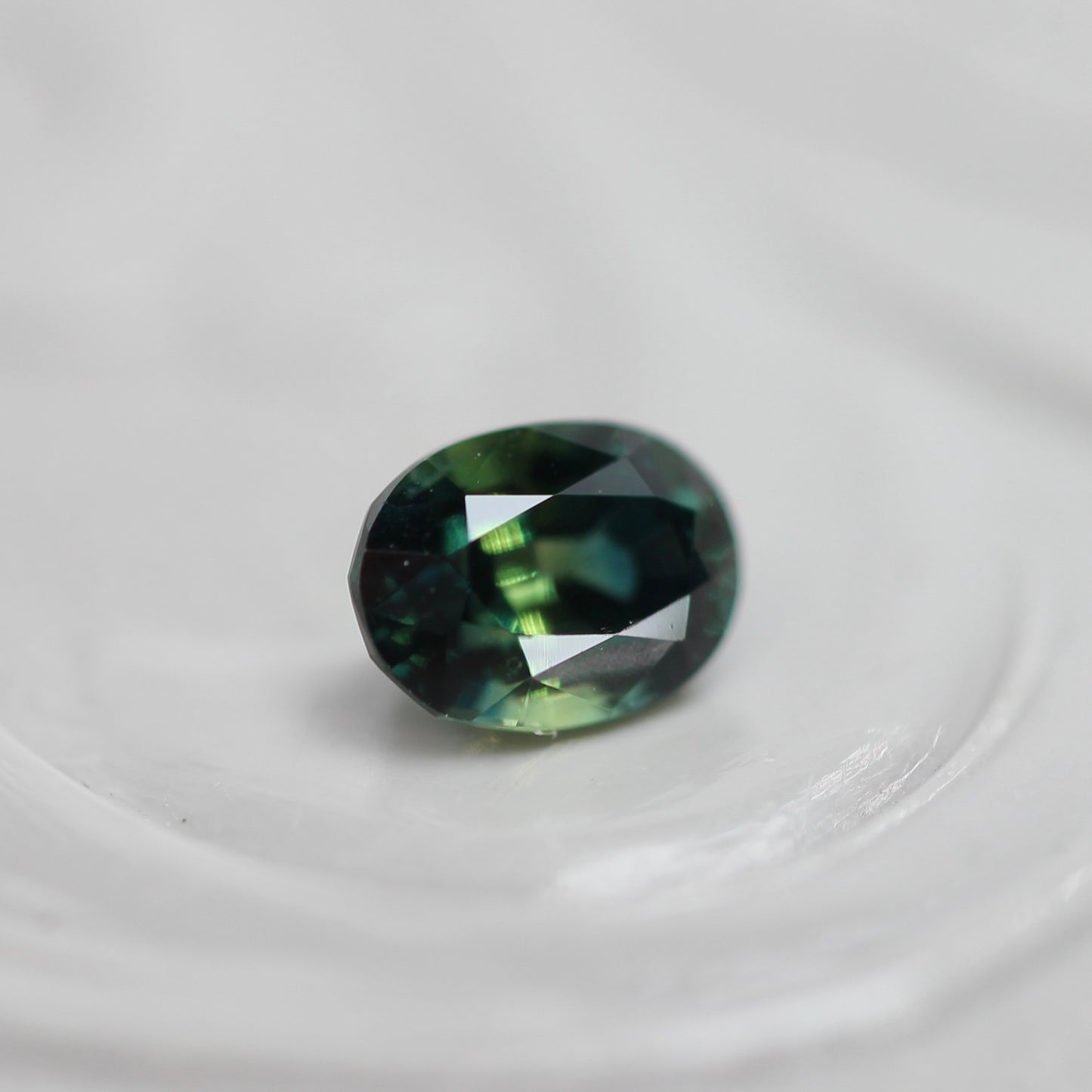 バイカラーサファイア 0.32ct オーバルカット 4.3mm×3.2mm×2.6mm【MJ3109】