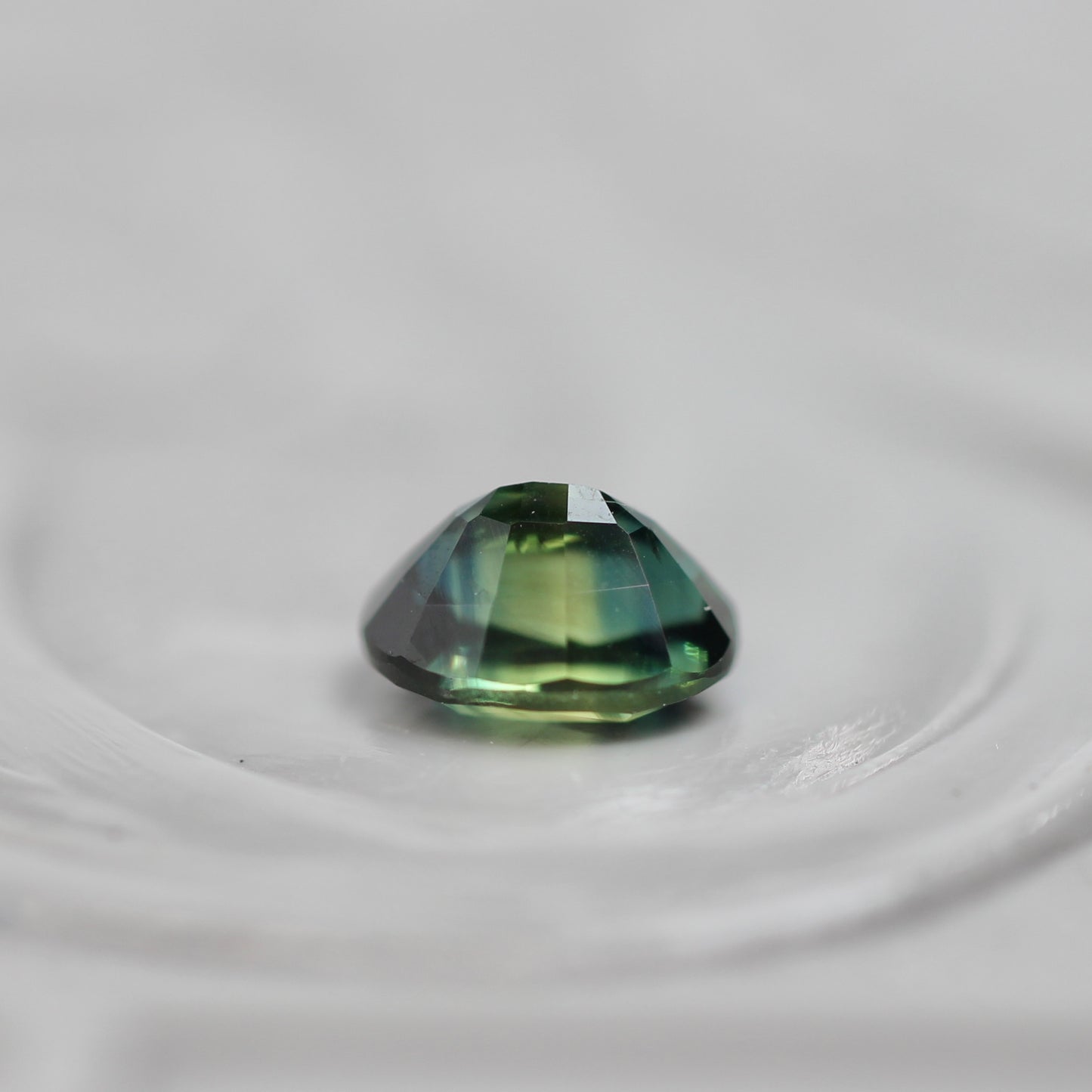 バイカラーサファイア 0.32ct オーバルカット 4.3mm×3.2mm×2.6mm【MJ3109】