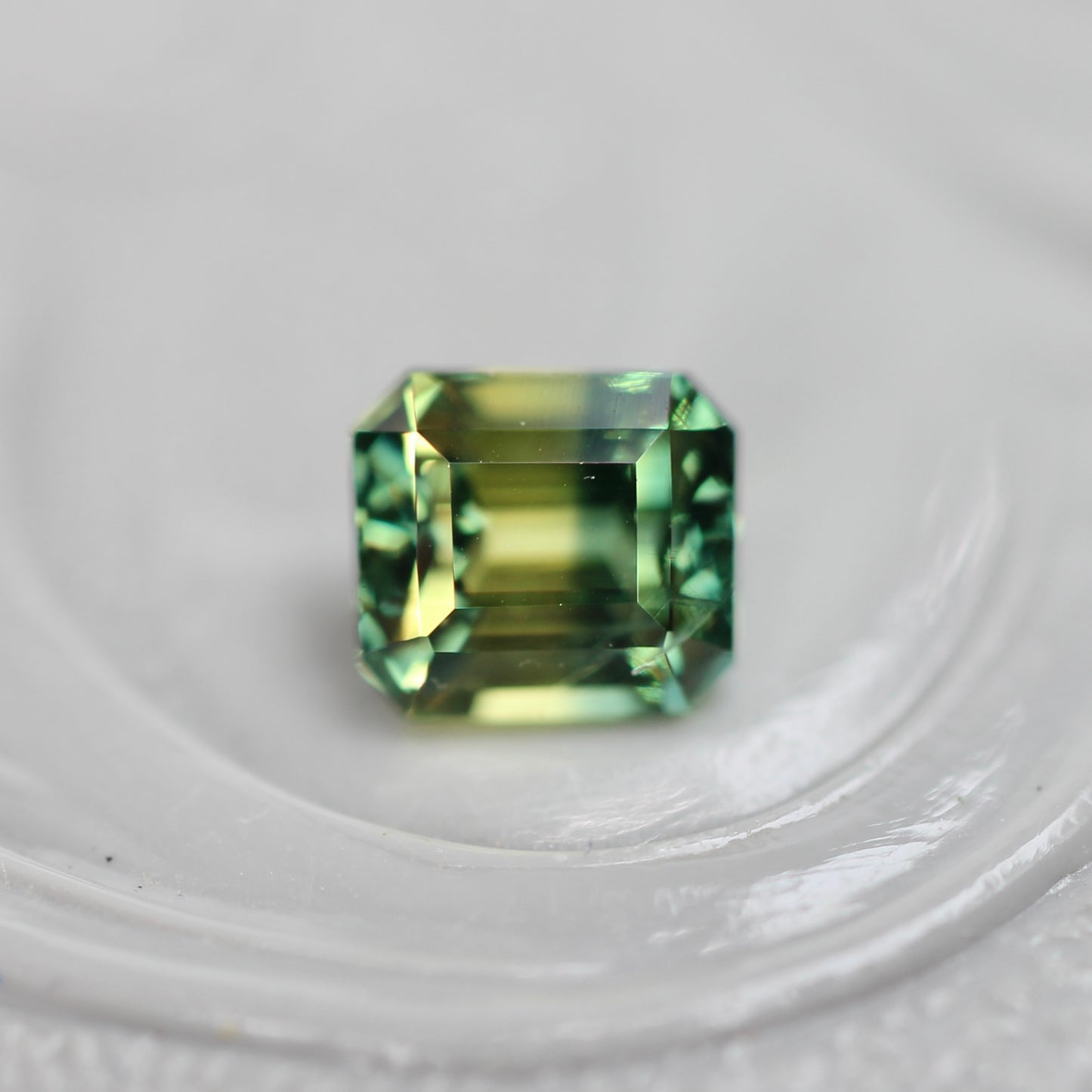 バイカラーサファイア 0.53ct エメラルドカット 4.3mm×3.9mm×3.0mm【MJ3112】