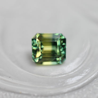 バイカラーサファイア 0.53ct エメラルドカット 4.3mm×3.9mm×3.0mm【MJ3112】