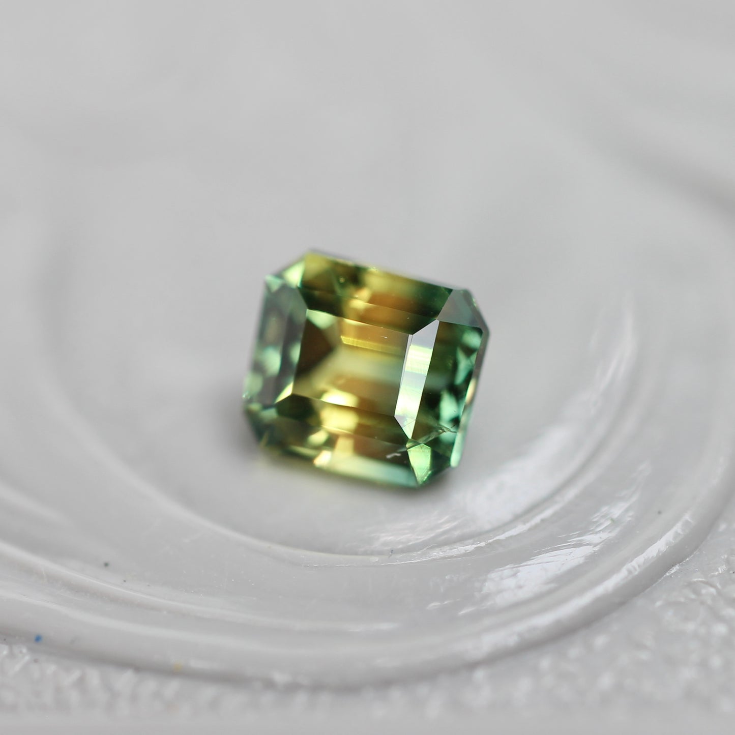 バイカラーサファイア 0.53ct エメラルドカット 4.3mm×3.9mm×3.0mm【MJ3112】