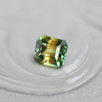 バイカラーサファイア 0.53ct エメラルドカット 4.3mm×3.9mm×3.0mm【MJ3112】