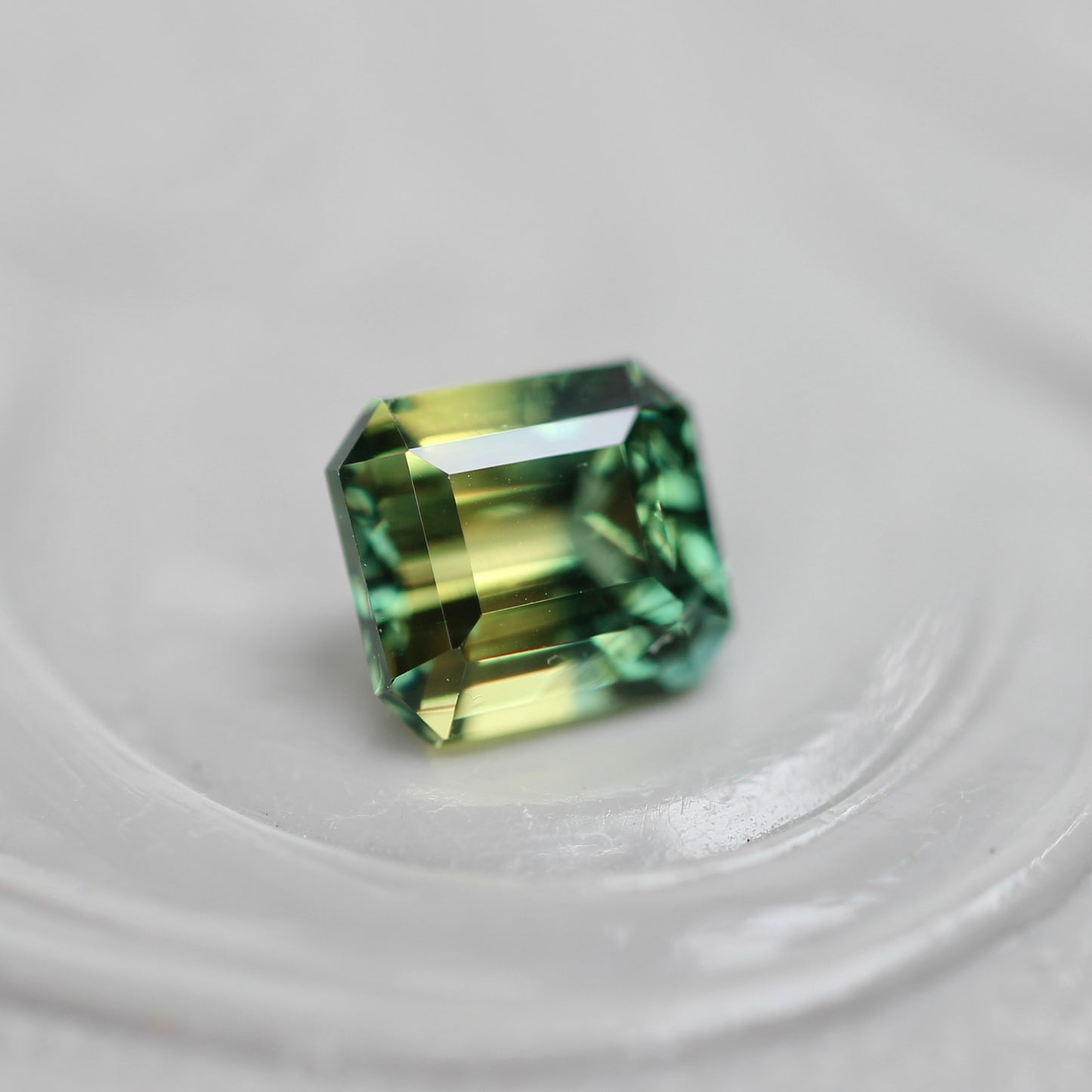 バイカラーサファイア 0.53ct エメラルドカット 4.3mm×3.9mm×3.0mm【MJ3112】