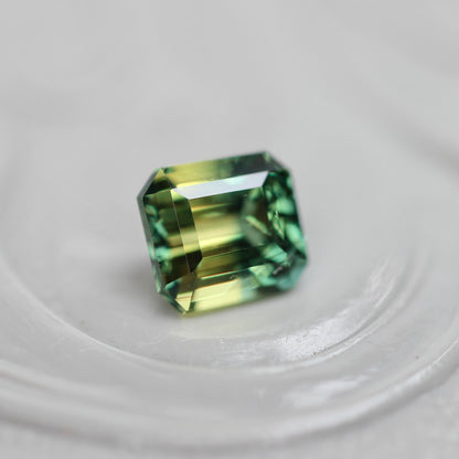 バイカラーサファイア 0.53ct エメラルドカット 4.3mm×3.9mm×3.0mm【MJ3112】