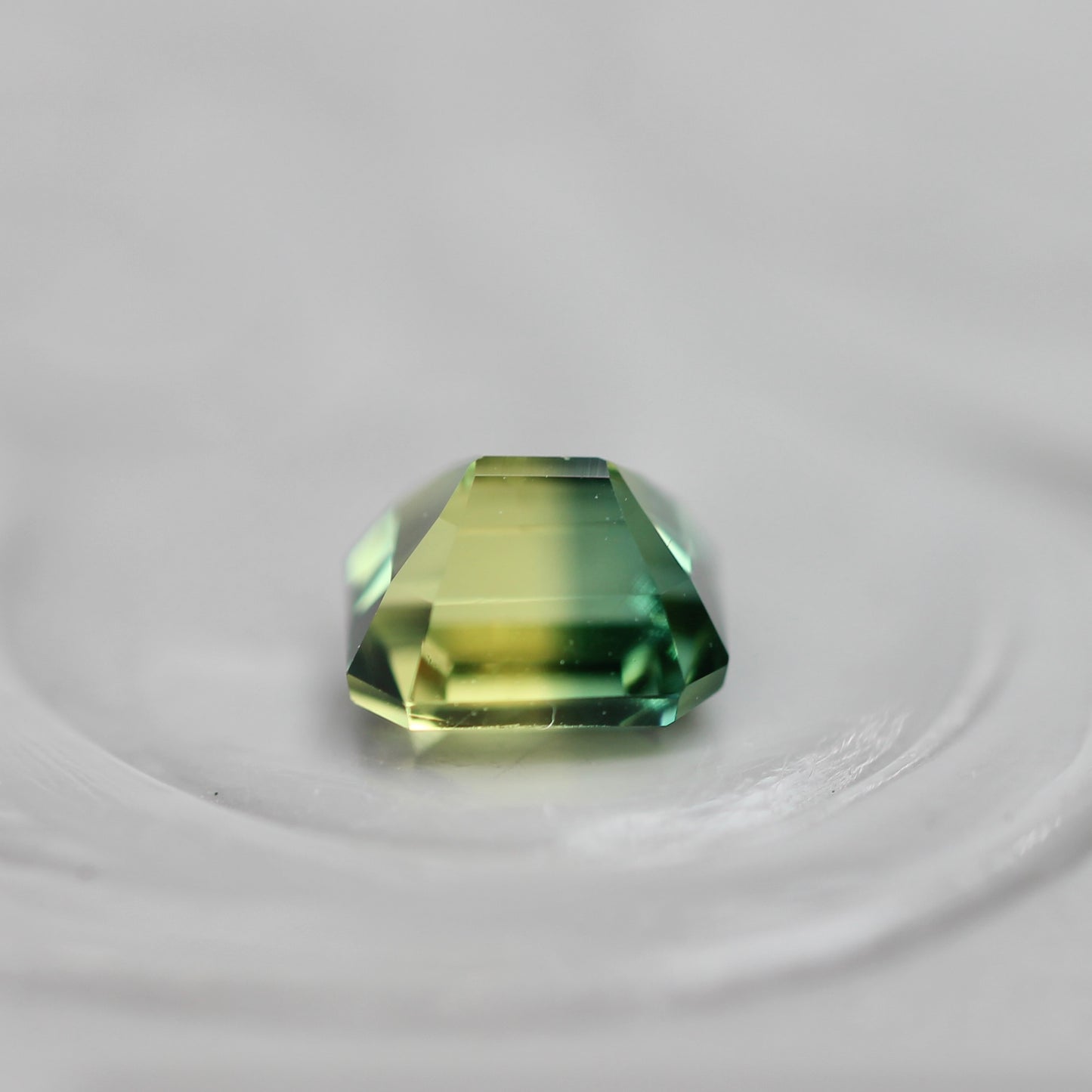 バイカラーサファイア 0.53ct エメラルドカット 4.3mm×3.9mm×3.0mm【MJ3112】