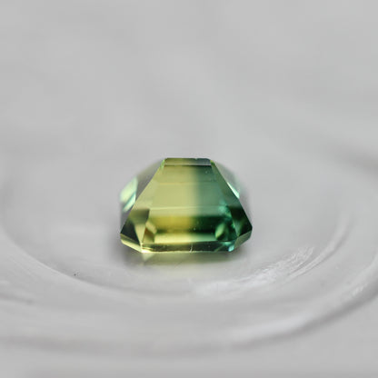 バイカラーサファイア 0.53ct エメラルドカット 4.3mm×3.9mm×3.0mm【MJ3112】