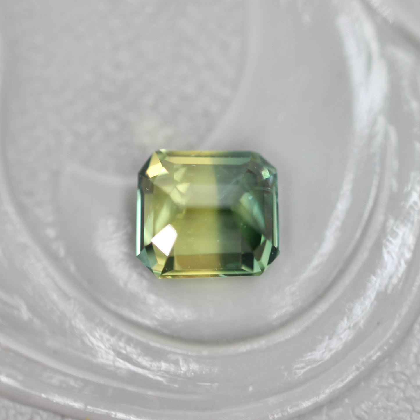 バイカラーサファイア 0.53ct エメラルドカット 4.3mm×3.9mm×3.0mm【MJ3112】