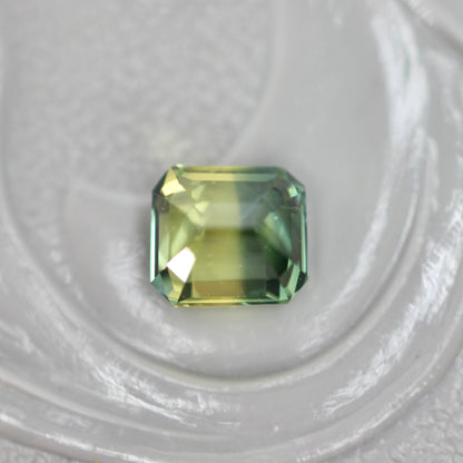 バイカラーサファイア 0.53ct エメラルドカット 4.3mm×3.9mm×3.0mm【MJ3112】