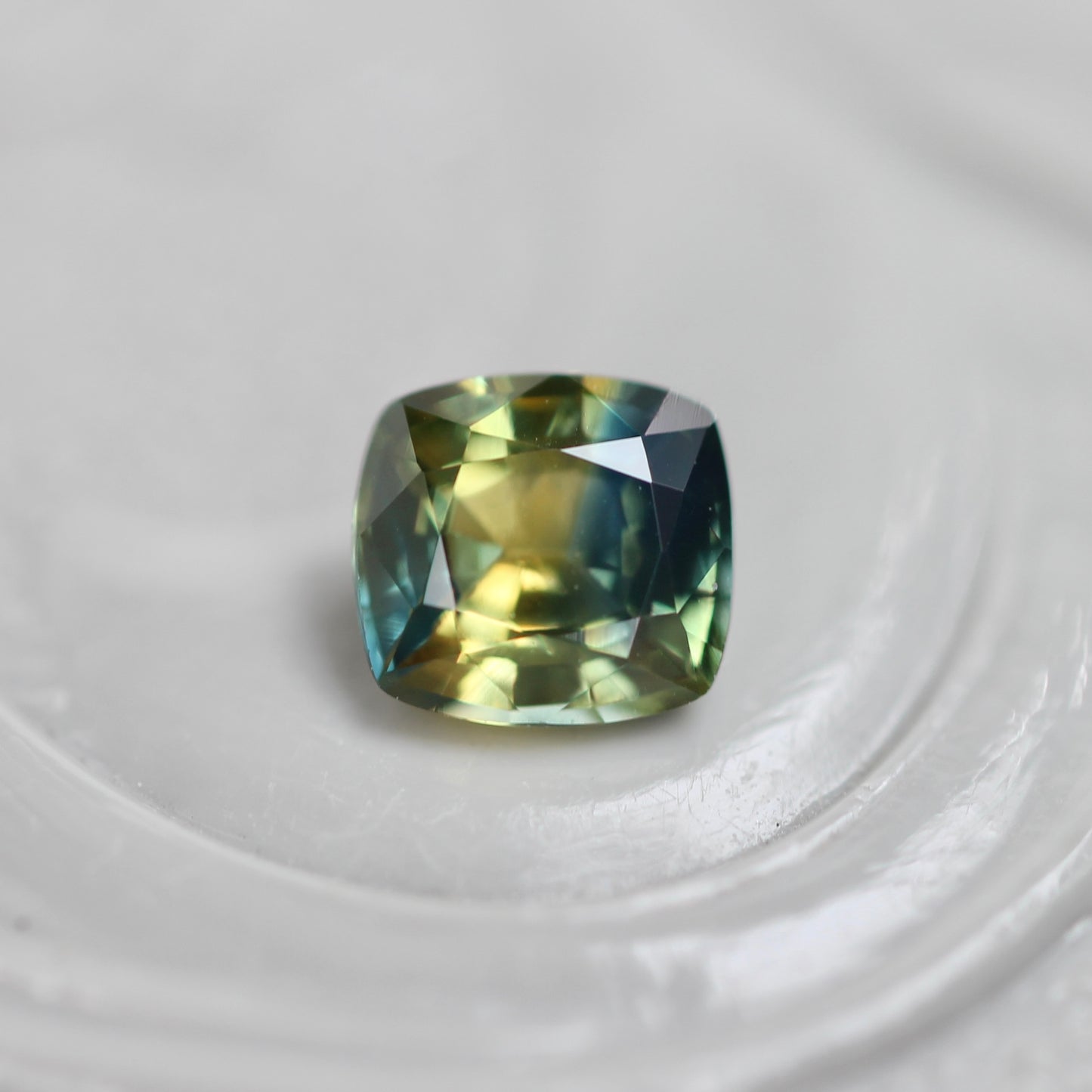 バイカラーサファイア 0.29ct クッションミックスカット 3.8mm×3.5mm×2.2mm【MJ3111】